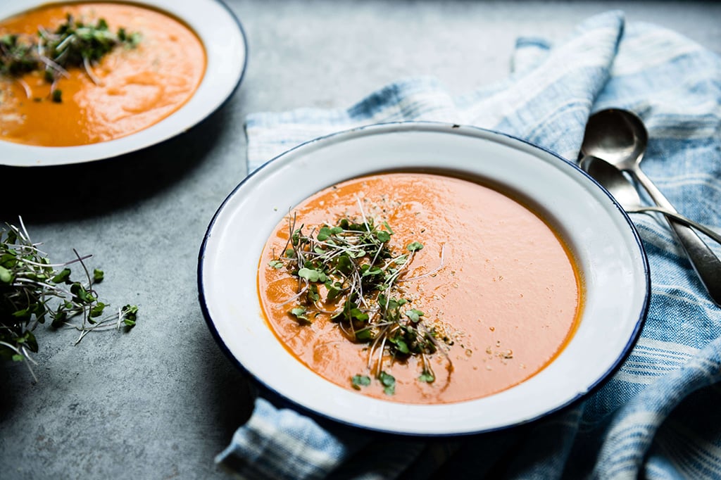 Saludable sopa de tomate hecha con caldo de huesos