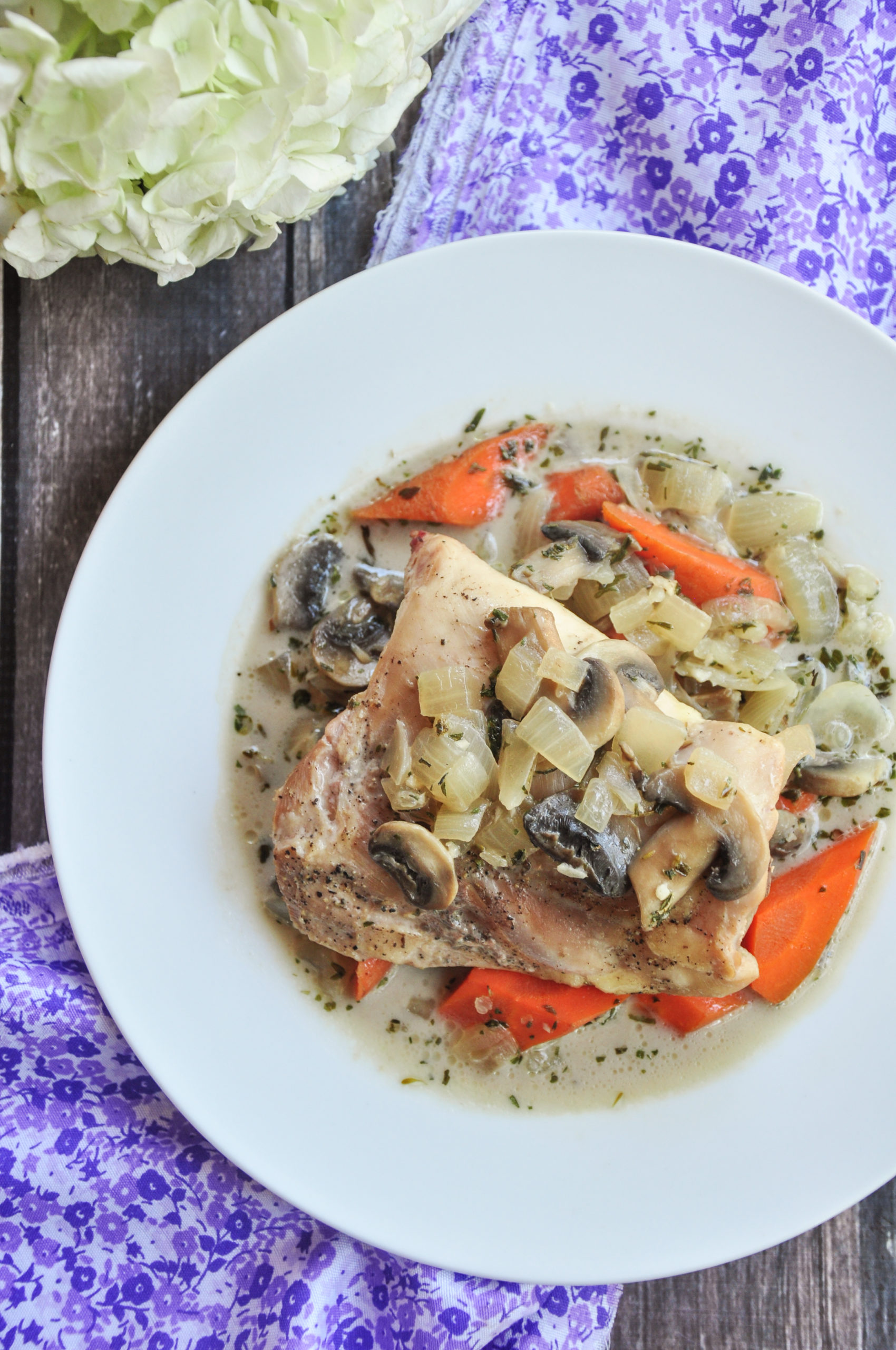 This slow cooker coq au vin blanc is flavorful, rich, and healthy. Just 6 easy steps, 14 simple ingredients, and 15 minutes of prep. Perfect for Sunday’s dinner.